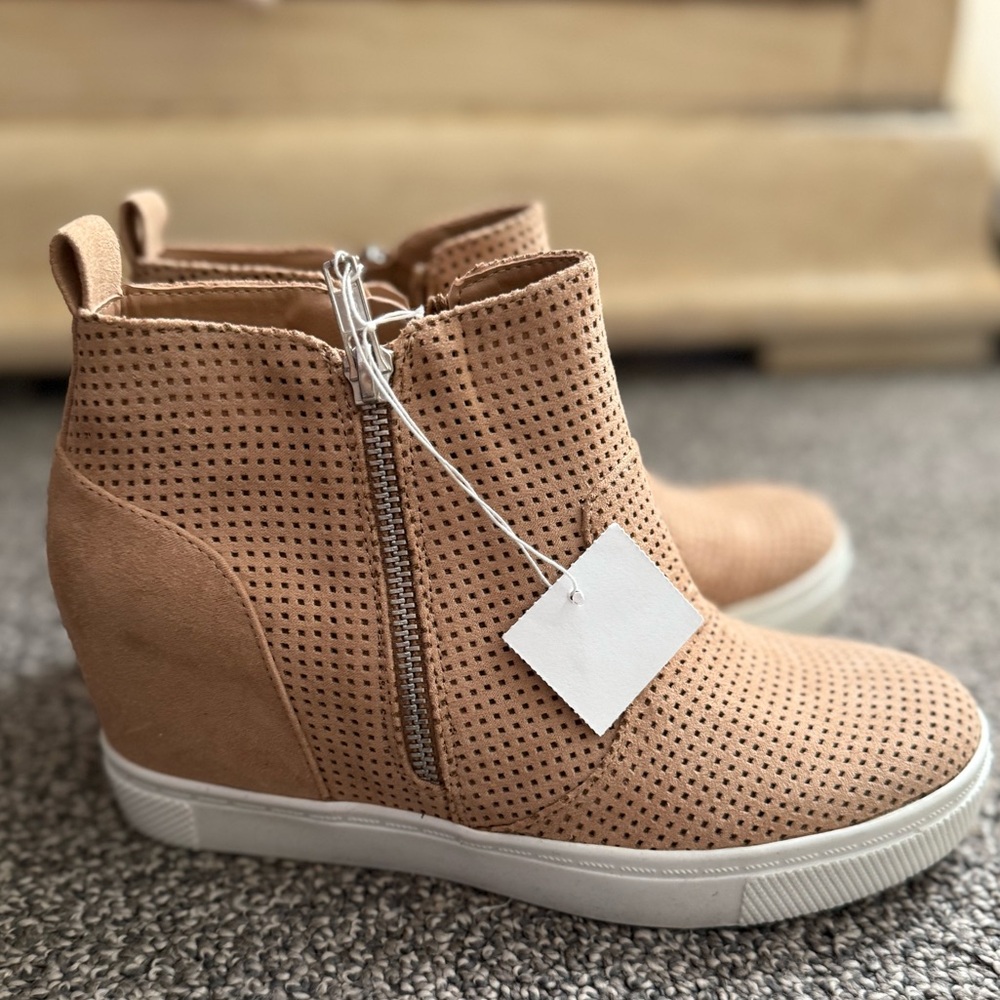 Women's Tan wedge sneaker new 7